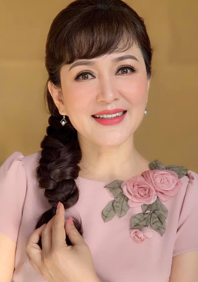 Ở tuổi 56 NSND Minh Hoà vẫn vô cùng trẻ trung xinh đẹp. Ngoài đời Minh Hòa được bạn bè khen là hiền lành và hóm hỉnh.