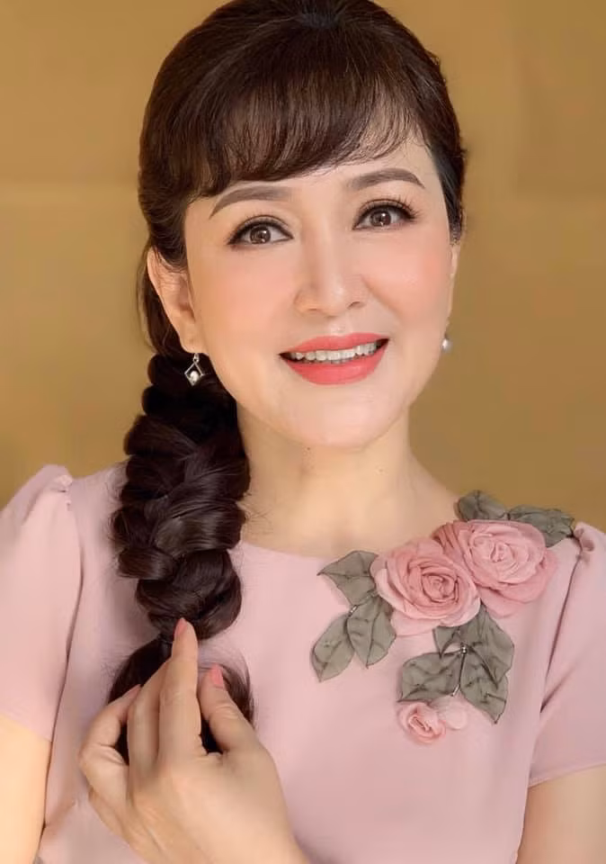 Ở tuổi 56 NSND Minh Hoà vẫn vô cùng trẻ trung xinh đẹp. Ngoài đời Minh Hòa được bạn bè khen là hiền lành và hóm hỉnh.