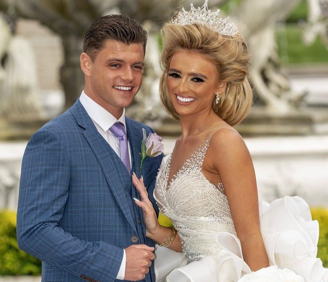 Tháng 9 vừa qua, Elizabeth kết hôn cùng chàng trai cô quen từ năm 14 tuổi tại một khu nghỉ dưỡng sang trọng. Do dịch bệnh, đám cưới được hạn chế khách mời song vẫn diễn ra xa hoa với các dịch vụ đắt đỏ. Chồng luôn ủng hộ phong cách ăn mặc của cô và hỗ trợ vợ thỏa mãn sở thích.