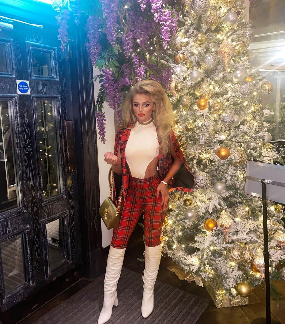 Không chỉ có tài phối đồ, Elizabeth thường xuyên tự thiết kế váy để mặc trong các sự kiện đặc biệt. “Tôi thích thiết kế trang phục cho mình. Nếu hôm nào không thể chọn ra thứ gì từ tủ đồ để mặc, tôi sẽ tự thiết kế một chiếc. Tôi có một thợ may riêng luôn sẵn sàng hỗ trợ, biến những ý tưởng của tôi thành hiện thực".