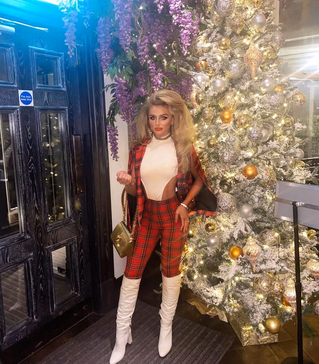 Không chỉ có tài phối đồ, Elizabeth thường xuyên tự thiết kế váy để mặc trong các sự kiện đặc biệt. “Tôi thích thiết kế trang phục cho mình. Nếu hôm nào không thể chọn ra thứ gì từ tủ đồ để mặc, tôi sẽ tự thiết kế một chiếc. Tôi có một thợ may riêng luôn sẵn sàng hỗ trợ, biến những ý tưởng của tôi thành hiện thực".