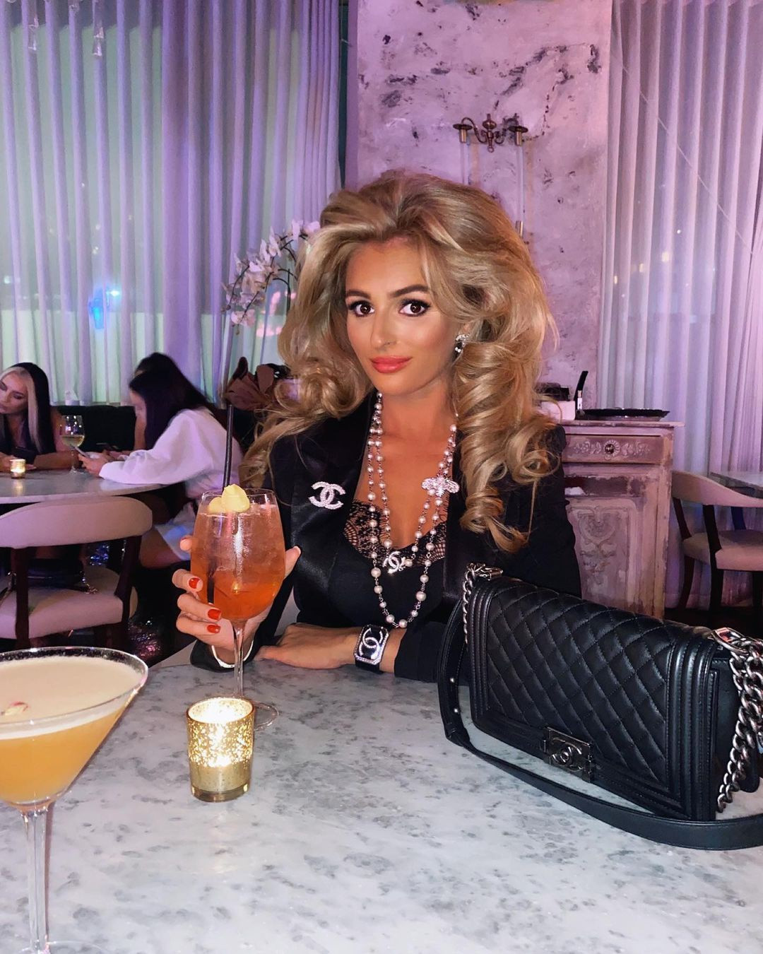 Trang cá nhân của "búp bê đời thực" hiện có gần 20.000 người theo dõi. Để duy trì vẻ ngoài hoàn hảo, cô thường xuyên tắm nắng, tập luyện thể dục và duy trì chế độ ăn kiêng nghiêm ngặt.