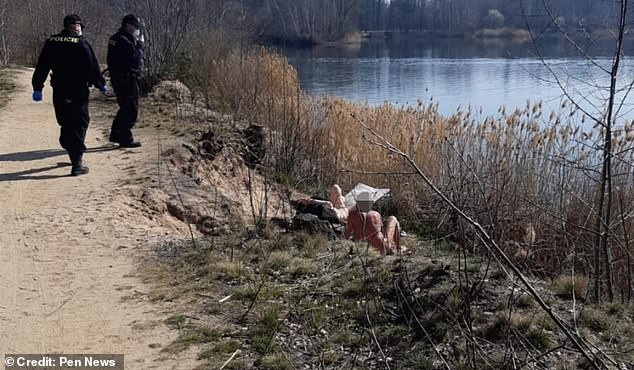 Quoc gia cho phep khoa than tam nang nhung buoc phai deo khau trang