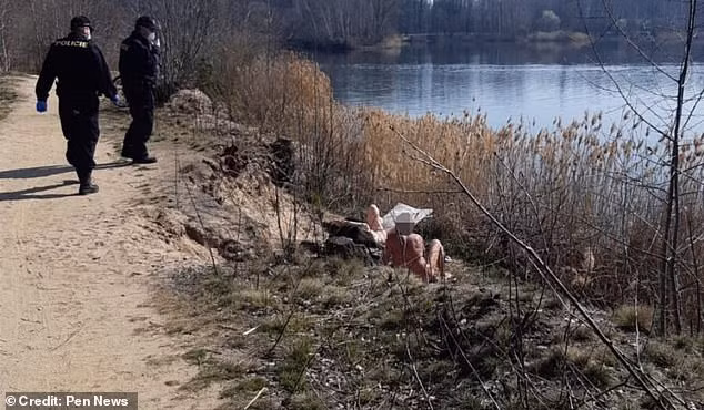 Quoc gia cho phep khoa than tam nang nhung buoc phai deo khau trang