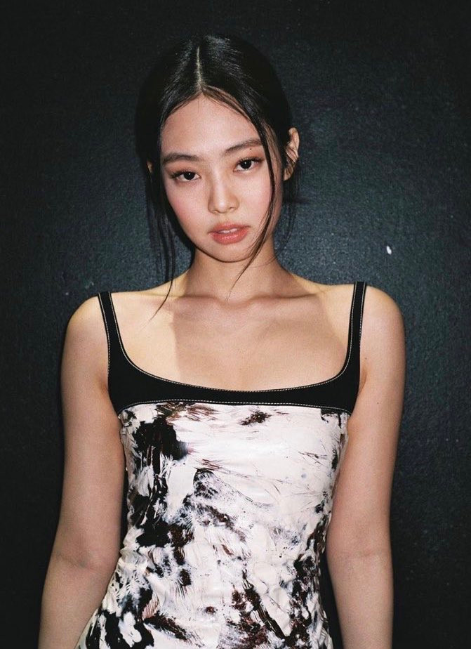 Ngam bo vai ngang cung xuong quai xanh dep hoan hao cua Jennie (BlackPink)-Hinh-8