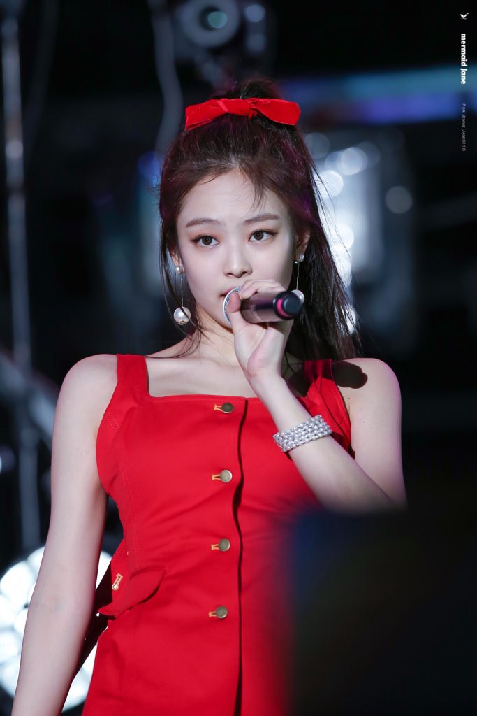 Ngam bo vai ngang cung xuong quai xanh dep hoan hao cua Jennie (BlackPink)-Hinh-6