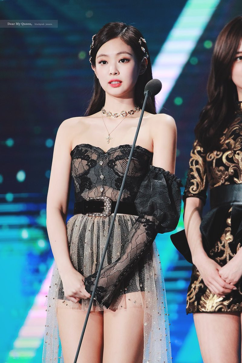 Ngam bo vai ngang cung xuong quai xanh dep hoan hao cua Jennie (BlackPink)-Hinh-11