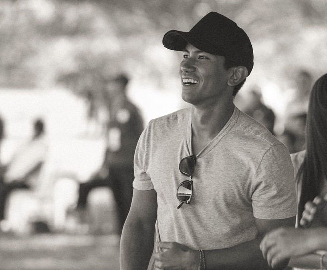 Hoàng tử Abdul Mateen Bolkiah là con thứ 4 của Quốc vương Brunei Hassanal Bolkiah với người vợ thứ 2. Abdul Mateen từng theo học khóa sĩ quan tại Học viện Quân sự Hoàng gia Sandhurst, thường xuyên tham gia đường đua xe công thức 1 ở Singapore. Hoàng tử còn có bằng chứng nhận phi công, tốt nghiệp thạc sĩ nghiên cứu quốc tế, ngoại giao và đang là thành viên của đội polo Brunei.