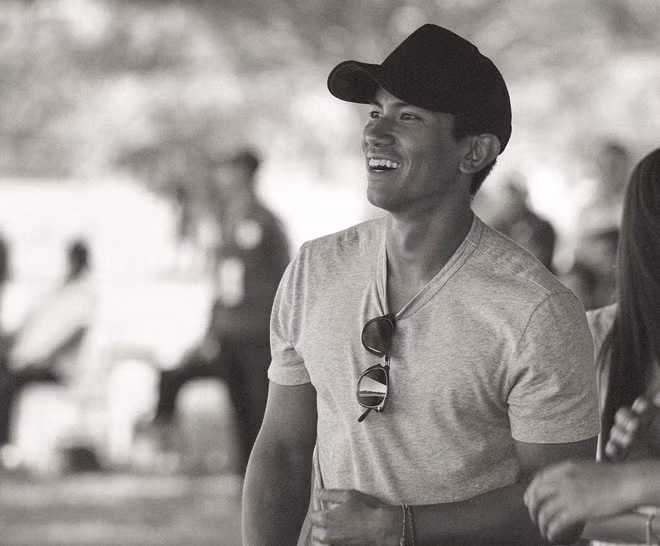 Hoàng tử Abdul Mateen Bolkiah là con thứ 4 của Quốc vương Brunei Hassanal Bolkiah với người vợ thứ 2. Abdul Mateen từng theo học khóa sĩ quan tại Học viện Quân sự Hoàng gia Sandhurst, thường xuyên tham gia đường đua xe công thức 1 ở Singapore. Hoàng tử còn có bằng chứng nhận phi công, tốt nghiệp thạc sĩ nghiên cứu quốc tế, ngoại giao và đang là thành viên của đội polo Brunei.