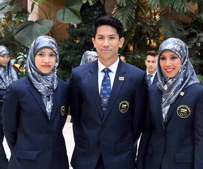 Công chúa Azemah Nimatul Bolkiah (thứ nhất từ phải sang) - con gái của Quốc vương Hassanal Bolkiah - cũng là thành viên của đội tuyển polo Brunei, từng nhiều lần tham gia SEA Games cùng em trai Abdul Mateen.
