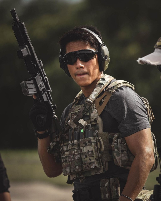 Hoàng tử 29 tuổi từng được tạp chí GQ bình chọn là người đàn ông độc thân, danh giá, đáng khao khát nhất châu Á. Abdul Mateen sống trong cung điện có tổng cộng 1.877 căn phòng được trang trí bằng vàng, bạc và kim cương, song theo GQ, anh là người "không thích phô trương sự giàu có" và "có cuộc sống giản dị, nhiều đam mê".