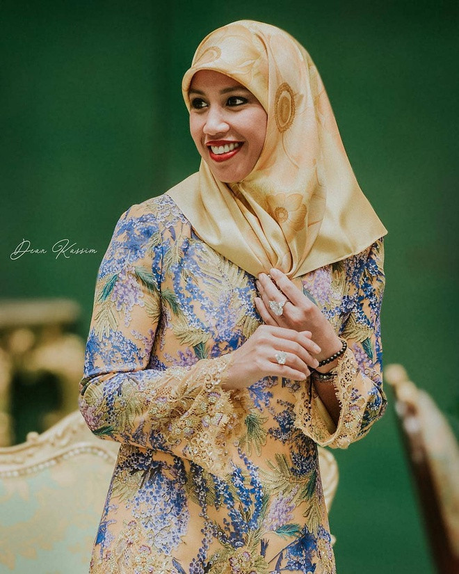 Cặp chị em của Hoàng gia Brunei từng cùng đội tuyển polo giành huy chương đồng tại SEA Games 2017. Công chúa Azemah bộc lộ năng khiếu thể thao từ năm 4 tuổi và dành nhiều thời gian luyện tập ở Tây Ban Nha. Vị công chúa 36 tuổi được yêu mến khi luôn xuất hiện với vẻ ngoài tươi tắn, thân thiện và tài ngoại giao khéo léo.