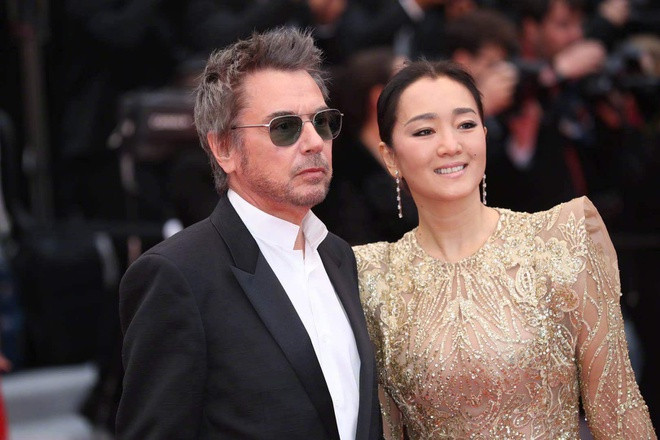 Tuy có sự nghiệp thuận buồm xuôi gió, nhưng chuyện tình cảm của cô lại lận đận. Củng Lợi từng kết hôn với một doanh nhân Singapore vào năm 1996. Năm 2010, họ quyết định ly hôn. Trước đó, cô từng có mối tình ồn ào kéo dài gần 10 năm với đạo diễn nổi tiếng Trương Nghệ Mưu. Hiện tại, Củng Lợi đã tái hôn và sống hạnh phúc bên người chồng thứ hai, là nhà soạn nhạc người Pháp Jean-Michel Jarre.