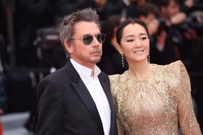 Tuy có sự nghiệp thuận buồm xuôi gió, nhưng chuyện tình cảm của cô lại lận đận. Củng Lợi từng kết hôn với một doanh nhân Singapore vào năm 1996. Năm 2010, họ quyết định ly hôn. Trước đó, cô từng có mối tình ồn ào kéo dài gần 10 năm với đạo diễn nổi tiếng Trương Nghệ Mưu. Hiện tại, Củng Lợi đã tái hôn và sống hạnh phúc bên người chồng thứ hai, là nhà soạn nhạc người Pháp Jean-Michel Jarre.