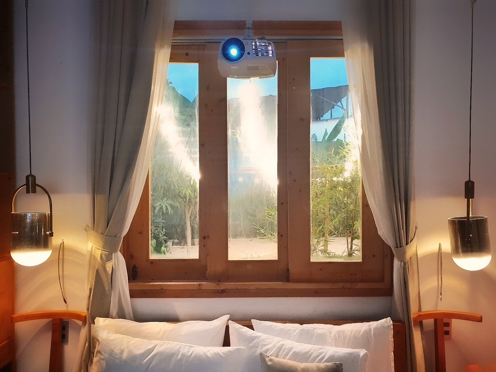 Nhằm đáp ứng mọi nhu cầu của mẹ, chàng kiến trúc sư đã cố gắng lồng ghép thật nhiều khu vực thư giãn với đủ mọi cung bậc. Dù là ồn ào náo nhiệt khi gặp gỡ khách ghé chơi hay yên tĩnh, thiền tịnh khi nghỉ ngơi một mình.