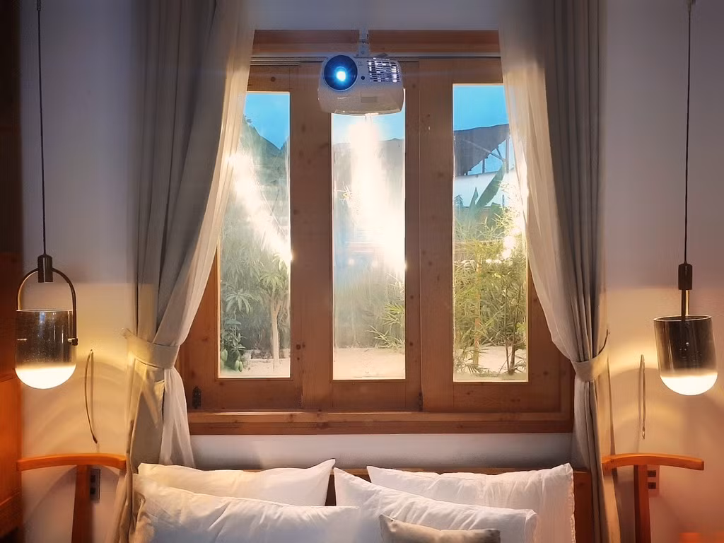 Nhằm đáp ứng mọi nhu cầu của mẹ, chàng kiến trúc sư đã cố gắng lồng ghép thật nhiều khu vực thư giãn với đủ mọi cung bậc. Dù là ồn ào náo nhiệt khi gặp gỡ khách ghé chơi hay yên tĩnh, thiền tịnh khi nghỉ ngơi một mình.