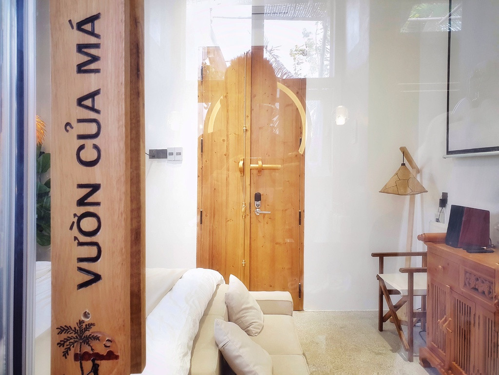 Mong muốn đáp ứng được sở thích của mẹ, hầu hết đồ dùng trang trí, nội thất trong nhà đều được tự đóng thay vì mua sẵn.