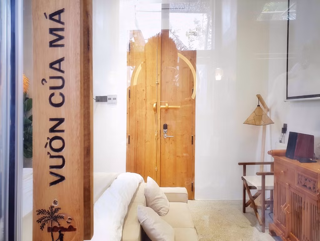 Mong muốn đáp ứng được sở thích của mẹ, hầu hết đồ dùng trang trí, nội thất trong nhà đều được tự đóng thay vì mua sẵn.