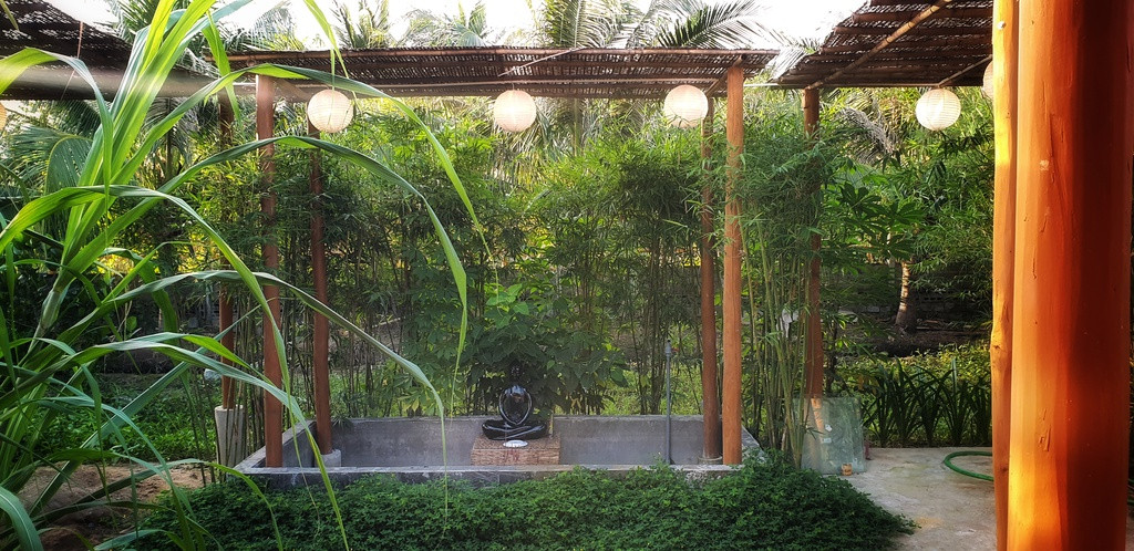 Sân vườn với nhiều tiểu cảnh được bố trí trải rộng khắp, phục vụ nhu cầu đi dạo thư giãn và ngắm cảnh mỗi sáng sớm.