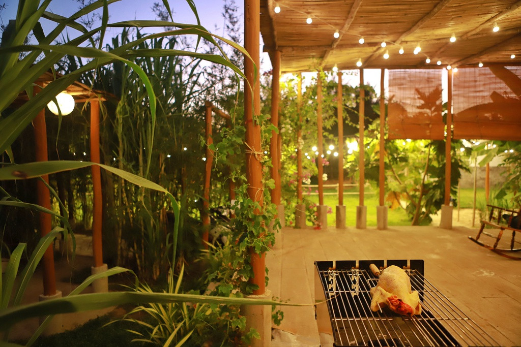Đây cũng là thời điểm mọi người có thể ngồi lại dưới hiên nhà, ngả mình ra chiếc ghế mây, chuẩn bị bữa tối dân dã và cùng nhau trò chuyện, chia sẻ về mọi thứ.