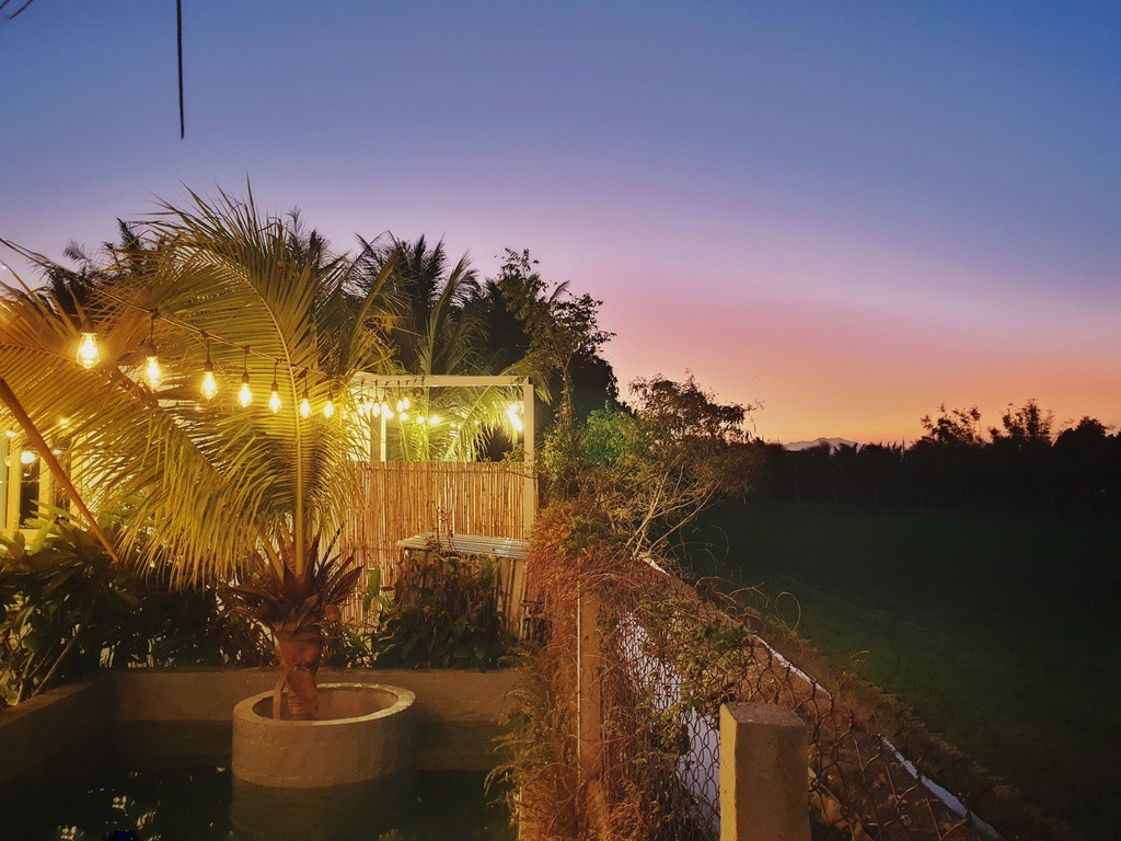 Buổi tối, các dây đèn nhỏ chăng khắp vườn được bật sáng tạo nên một không gian ấm áp và thơ mộng.