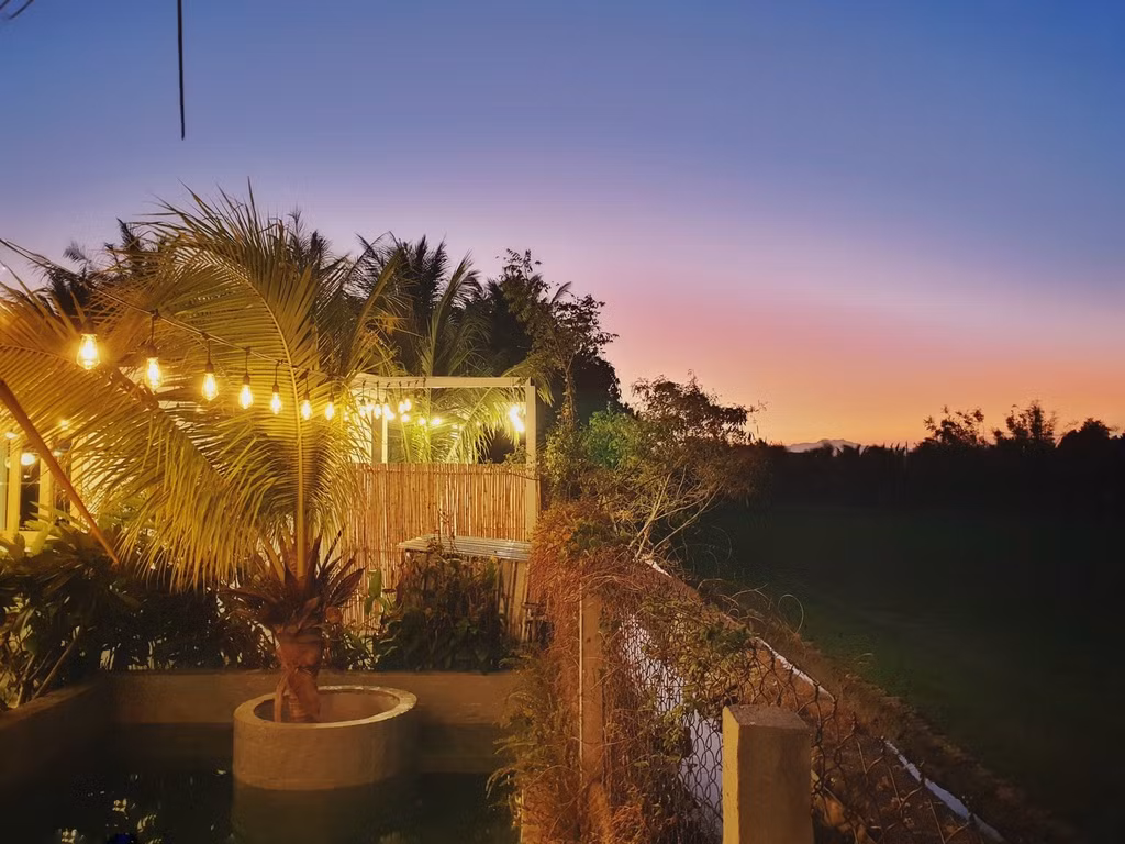 Buổi tối, các dây đèn nhỏ chăng khắp vườn được bật sáng tạo nên một không gian ấm áp và thơ mộng.