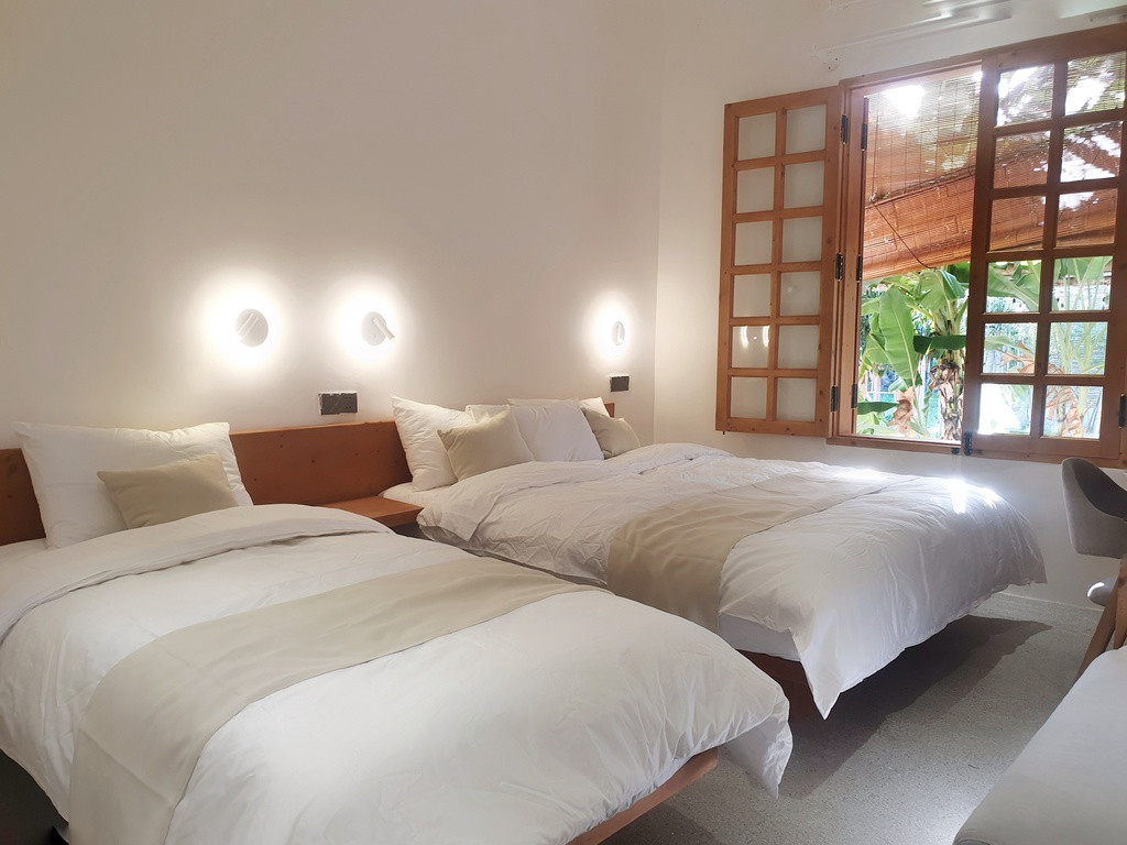 Lựa chọn 2 gam màu chủ đạo là trắng và nâu gỗ tự nhiên, căn nhà có được sự tối giản mà vẫn tinh tế khi kết hợp cùng ánh sáng tự nhiên và cây xanh ngập tràn.