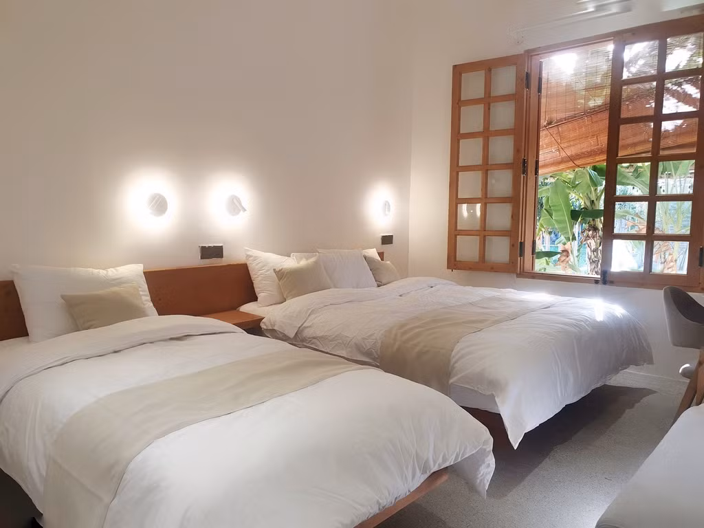 Lựa chọn 2 gam màu chủ đạo là trắng và nâu gỗ tự nhiên, căn nhà có được sự tối giản mà vẫn tinh tế khi kết hợp cùng ánh sáng tự nhiên và cây xanh ngập tràn.