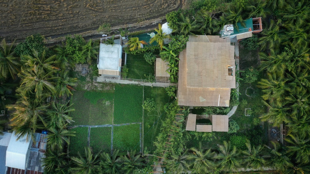 Được cải tạo từ mảnh vườn có tổng diện tích 1.900 m2 tại Phan Rang, Ninh Thuận vốn chỉ có 1 căn nhà cấp 4, công trình mới bao gồm 1 nhà chính, 1 bungalow lớn, 1 bungalow nhỏ cùng 1 phòng khách nối liền với phòng ăn và bếp. Bên cạnh đó là sân vườn, hồ bơi, vườn cây ăn quả và rau củ.