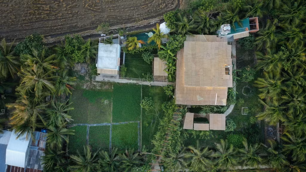 Được cải tạo từ mảnh vườn có tổng diện tích 1.900 m2 tại Phan Rang, Ninh Thuận vốn chỉ có 1 căn nhà cấp 4, công trình mới bao gồm 1 nhà chính, 1 bungalow lớn, 1 bungalow nhỏ cùng 1 phòng khách nối liền với phòng ăn và bếp. Bên cạnh đó là sân vườn, hồ bơi, vườn cây ăn quả và rau củ.