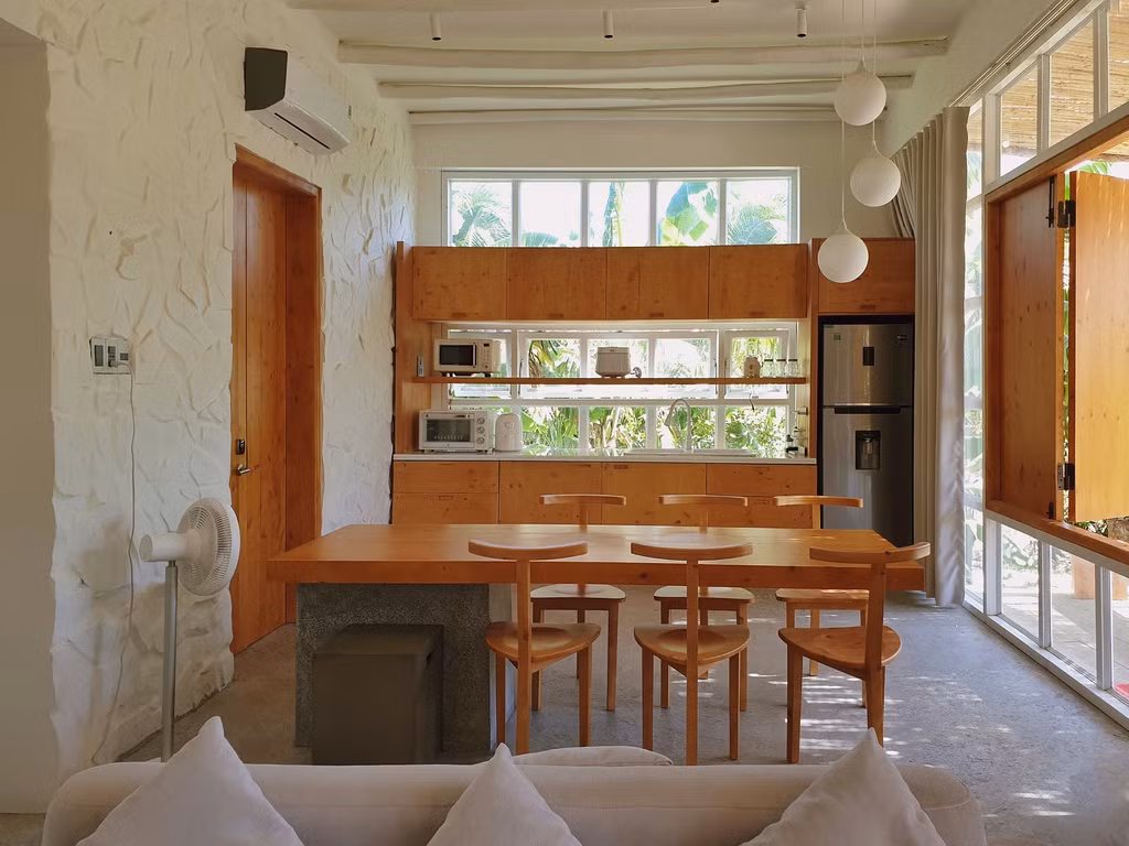 Phòng khách thông với khu bàn ăn và bếp tạo thành không gian sinh hoạt chung để mẹ có thể thoải mái thư giãn và trò chuyện cùng bạn bè mỗi dịp sum họp.