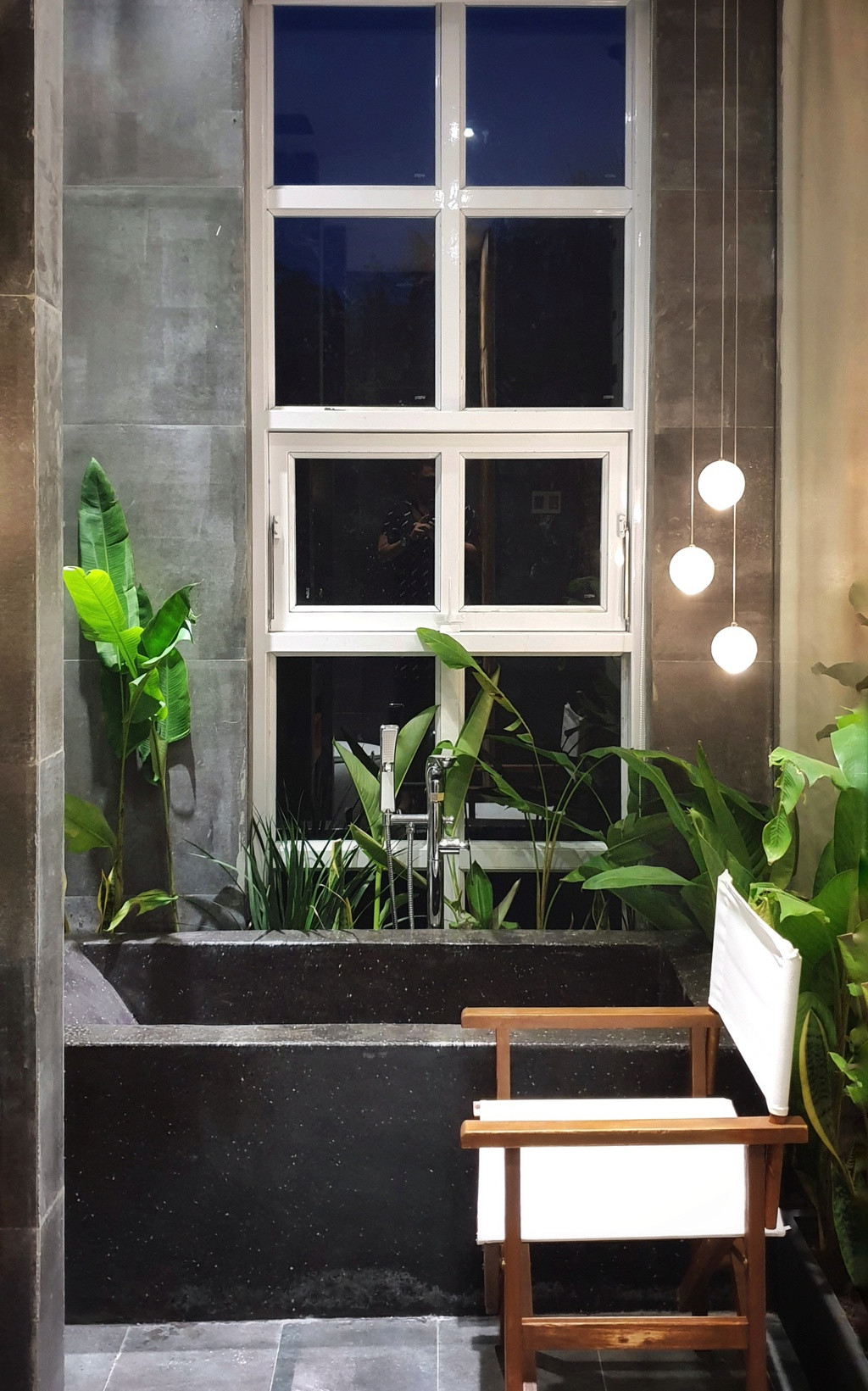 Bồn tắm đá, ghế thủ công cùng cây xanh tạo cảm giác như đang thực sự hoà mình cùng thiên nhiên.