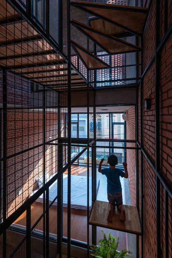 Các không gian được kết nối trên – dưới, trước – sau bởi không có vách ngăn. Và vì vậy ngôi nhà luôn tràn ngập ánh sáng và thông thoáng.