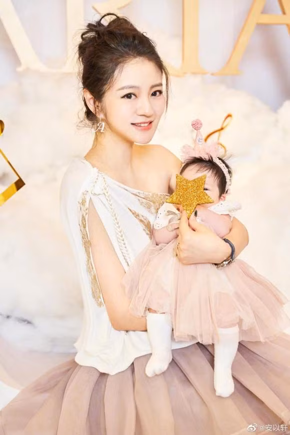 An Di Hien bo hang ty dong mo tiec mung cho con gai