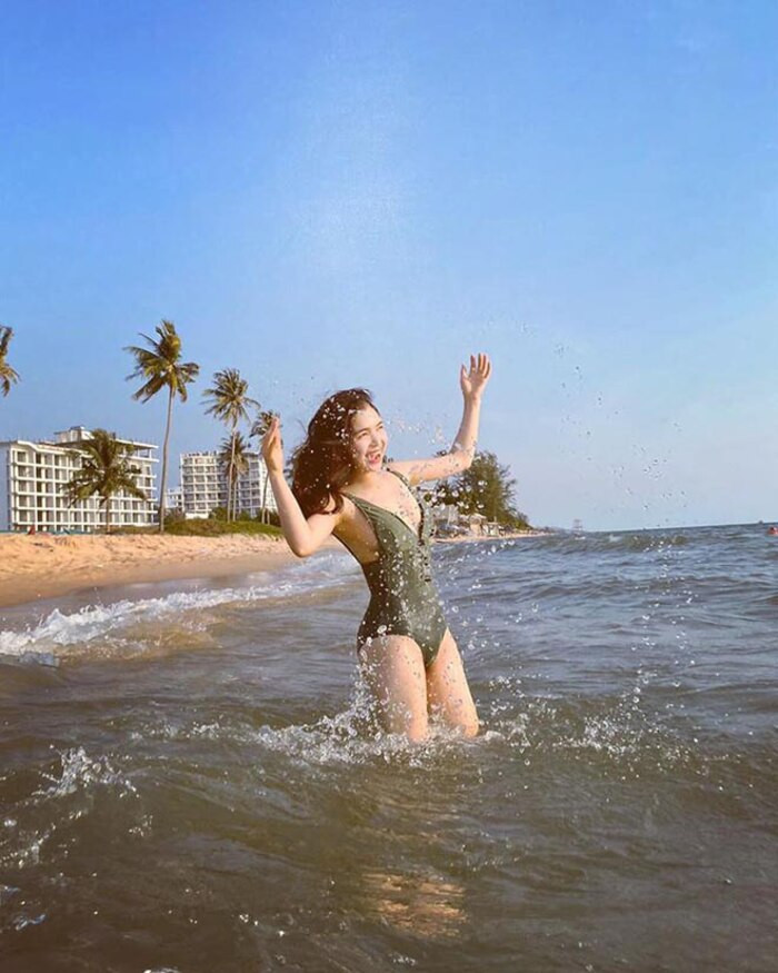 Chị gái Hòa Minzy bất ngờ khoe ảnh diện bikini 'thả dáng' gợi cảm ảnh 10