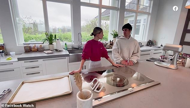 Trong tập mới của chương trình "The Biebers on Watch", Justin Bieber và bà xã Hailey Baldwin cùng nhau lưu giữ khoảnh khắc kỷ niệm của cả hai bằng cách quay clip ghi lại cảnh làm bánh tại nhà và hướng dẫn người hâm mộ cách làm bánh quy socola trong thời gian tự cách ly. (VOV.VN)