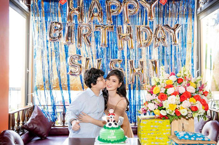 Cậu bé Sushi - con trai ca sĩ Trương Quỳnh Anh đã có buổi tiệc sinh nhật ấm cúng bên người thân và bạn bè cùng lớp. (Saostar)