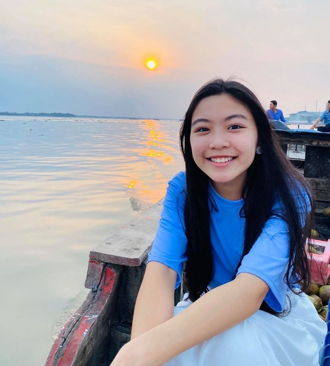 Mỗi lần đăng ảnh của Lọ Lem trên mạng xã hội đều nhận được rất nhiều lời khen ngợi trầm phía khán giả. MC Quyền Linh cũng rất thích thể hiện tình cảm với con gái khi thường xuyên đăng ảnh con và gọi thân thương là “em gái ruột”.