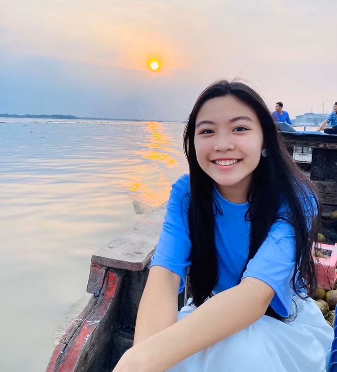 Mỗi lần đăng ảnh của Lọ Lem trên mạng xã hội đều nhận được rất nhiều lời khen ngợi trầm phía khán giả. MC Quyền Linh cũng rất thích thể hiện tình cảm với con gái khi thường xuyên đăng ảnh con và gọi thân thương là “em gái ruột”.