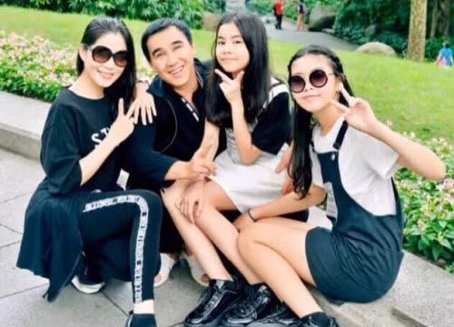 Hôn nhân viên mãn của Quyền Linh - Dạ Thảo được nhiều khán giả ngưỡng mộ. Dịp 20/10 năm ngoái, MC Bạn muốn hẹn hò từng viết tâm thư xúc động gửi vợ: "Anh nghiệm ra một điều: hạnh phúc vợ chồng không phải đến từ những thứ gì đó xa xôi, phải có xe hơi, nhà lầu mà chính là sự thấu hiểu và yêu thương nhau. Với anh, cái đắt giá hơn tất cả đó chính là gia đình, là lấy được em làm vợ, là được làm cha của Lọ Lem và Hạt Dẻ. Anh chỉ muốn nói rằng anh thương vợ, thương con nhiều lắm".