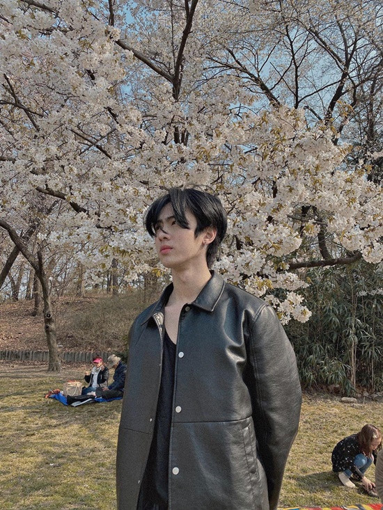 Nam sinh điển trai cho biết, việc sắp xếp, cân bằng thời gian giữa các công việc rất quan trọng. Bởi khi sắp xếp hợp lý thì mọi việc sẽ được giải quyết một cách tuần tự, khoa học hơn. Vương là kiểu người kiệm lời, ít khi thể hiện suy nghĩ của mình ra bên ngoài nhưng lại thường quan tâm người khác trong âm thầm.