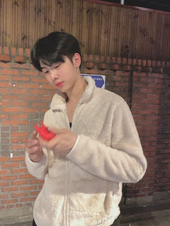 Thời gian sinh sống và học tập ở Hàn Quốc, Sỹ Vương cảm thấy bản thân dần trưởng thành và hiểu được những giá trị sâu sắc. Đối với Nguyễn Sỹ Vương, gia đình, công việc là hai thứ quan trọng nhất. Nhà là nơi cho Vương cảm giác bình yên, nhẹ nhàng khi đi xa trở về. Ảnh: FBNV