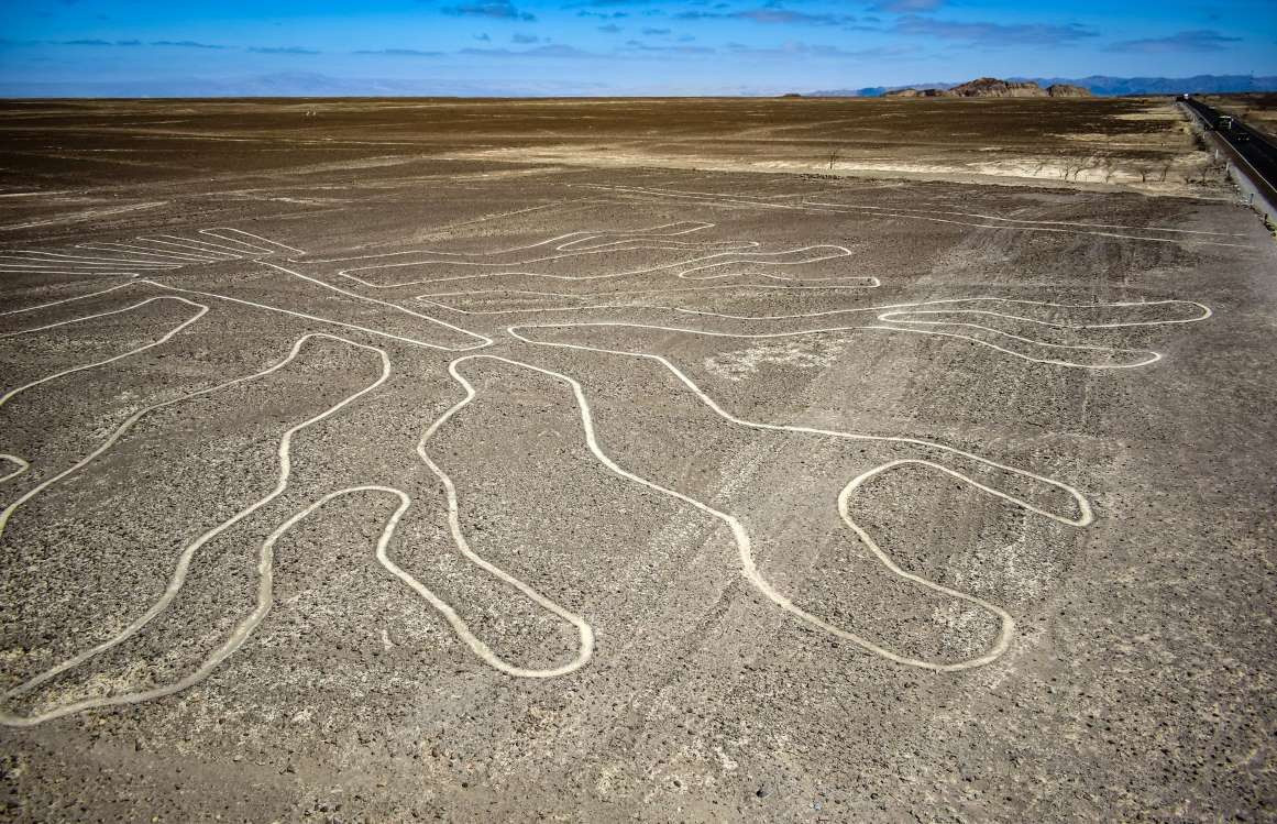  Nazca Lines, Peru: Đây là tập hợp của hơn 300 hình vẽ bí ẩn trên cao nguyên Nazca, Peru. Mỗi hình vẽ là một nhân vật khác nhau, từ cô gái, nhện, khỉ, chim... với đủ loại kích thước, có thể rộng tới 3,2 km2. Từ lâu, có rất nhiều giả thuyết xung quanh những hình vẽ khổng lồ này. Giả thuyết phổ biến nhất là một nền văn minh cổ xưa đã tạo nên khi thực hiện các nghi lễ.