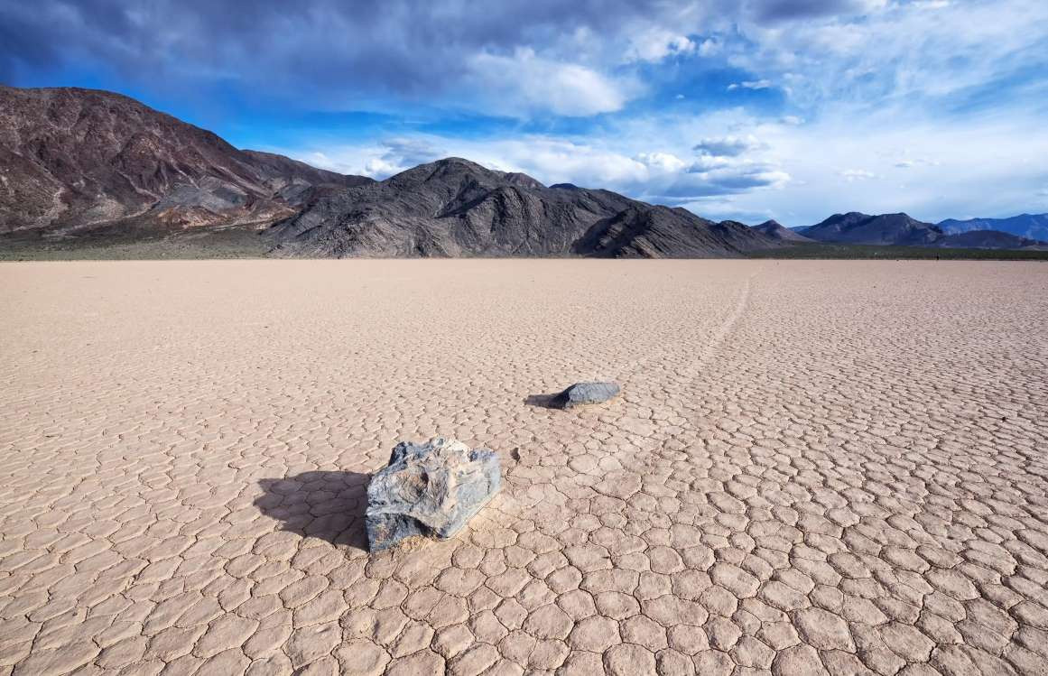  Những tảng đá biết đi ở Thung lũng chết, California, Mỹ: Hiện tượng kỳ lạ xảy ra tại Thung lũng chết ở California, khi những tảng đá khổng lồ tự di chuyển và tạo thành các vệt dài trên nền đất nứt nẻ. Giới khoa học không tìm ra lời giải thích thỏa đáng trong suốt nhiều năm. Thậm chí có người còn tin rằng đây là do người ngoài hành tinh đã can thiệp.