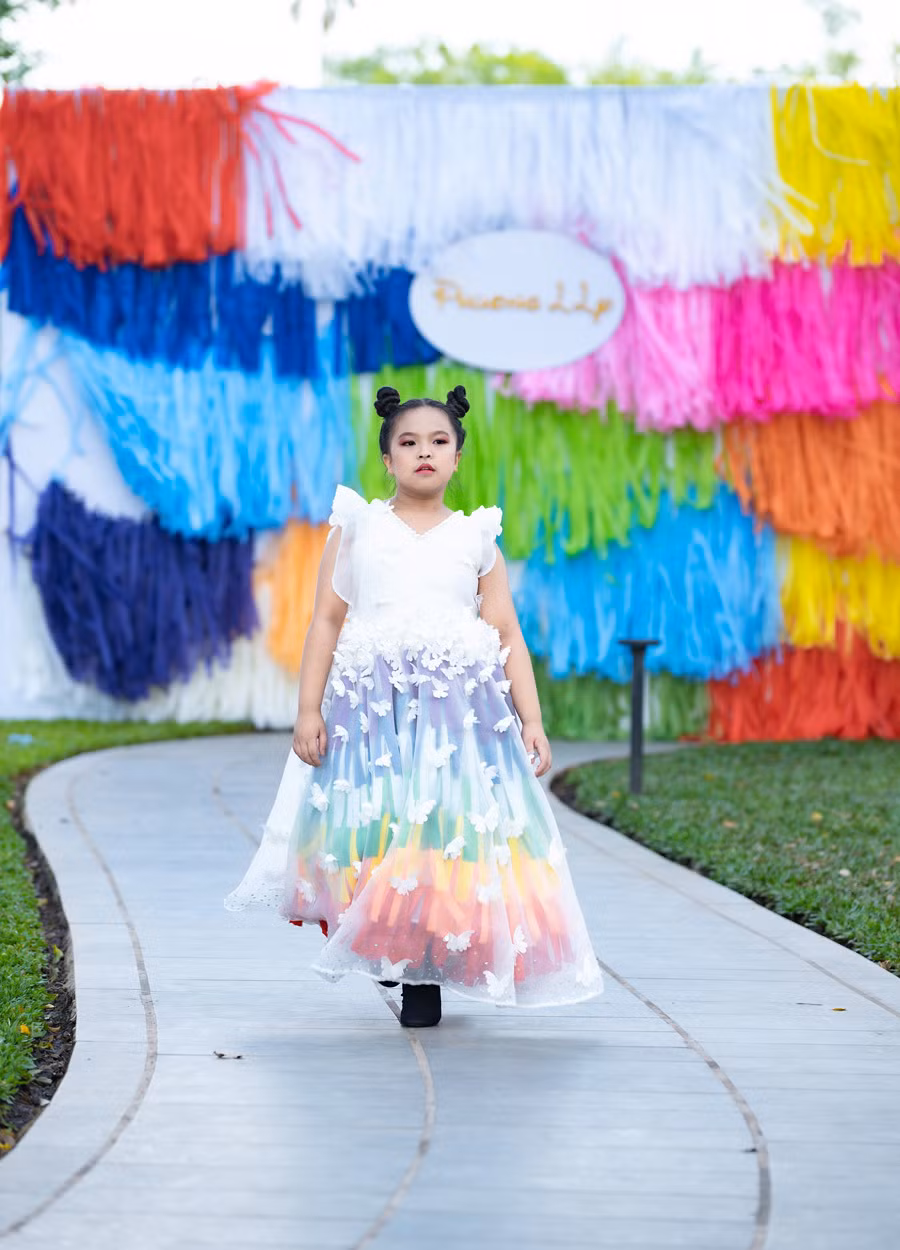 Góp mặt trong show diễn lần này còn có hơn 40 model nhí Cần Thơ, Mỹ Tho, Tiền Giang và TP.HCM tham gia trình diễn.