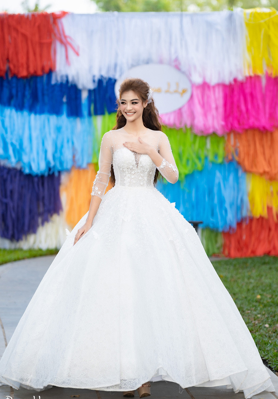 A hau Kieu Loan xinh dep trong khu vuon day sac mau