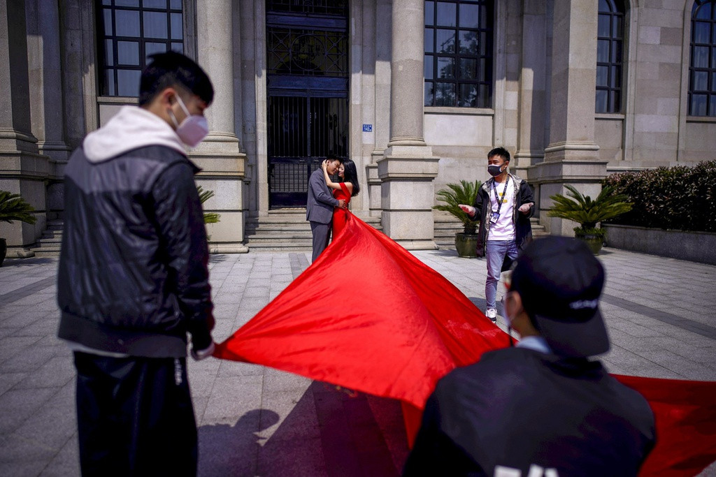 Hau phong toa, hang tram doi tinh nhan Vu Han chop co hoi ket hon