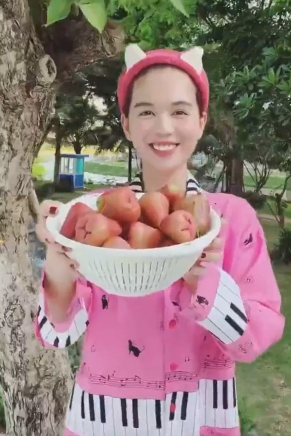 Ngọc Trinh vắt vẻo trèo cây hái mận - Hình 7 Ngoc Trinh vat veo treo cay hai man-Hinh-7