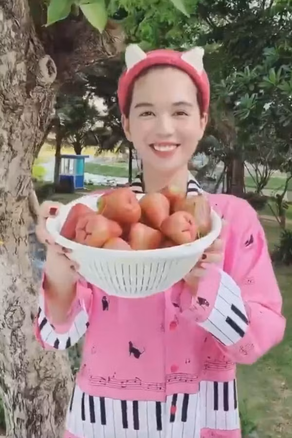 Ngoc Trinh vat veo treo cay hai man-Hinh-7