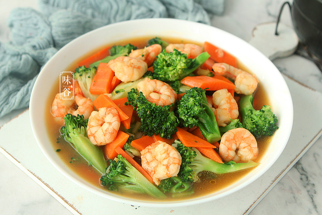 Nguyên liệu: 1 búp bông cải xanh, 1 củ cà rốt, 250gr tôm tươi, 1 muỗng dầu hào, 1 muỗng nước tương, 1 muỗng rượu nấu ăn, một ít hạt tiêu, 1 tép tỏi.